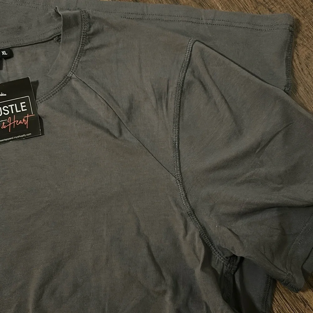 NWT MONO B Men’s Classic Crew Active‎ Tee in grey
